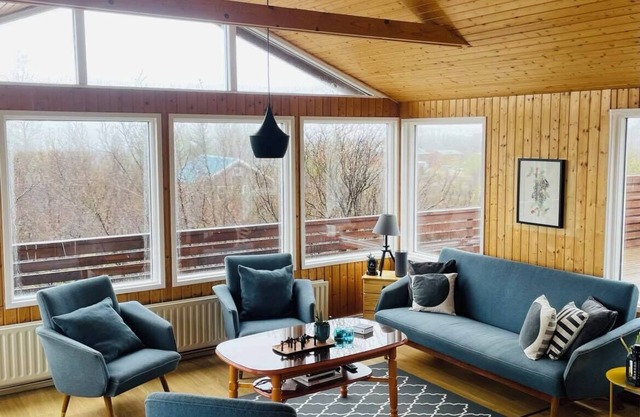 Golden Circle: Spacious & Cozy with a hot tub!n