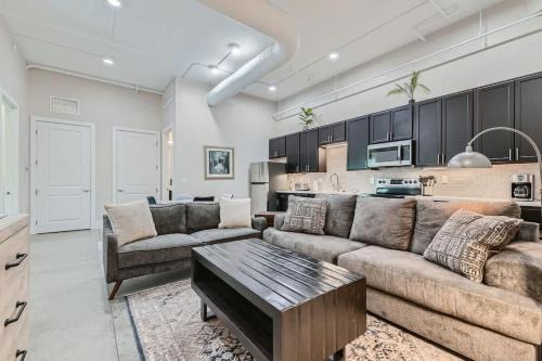 Golden Getaway Spacious 2BR Walk to Trails