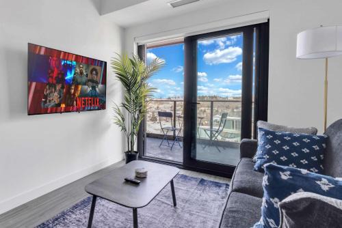 Golden Horizon Luxe Comfort & Iconic City Views