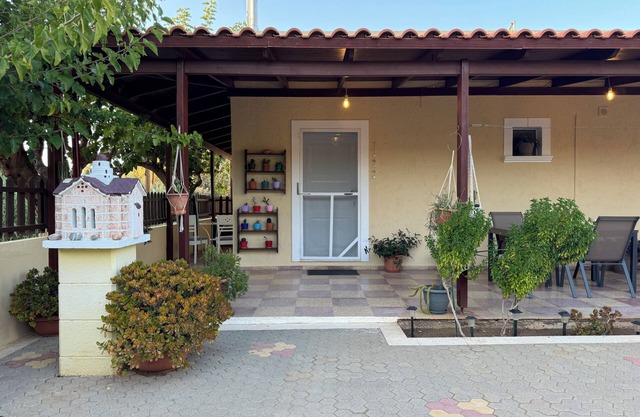 Golden Horizon Retreat: 1 min walk from the sea, outdoor patio, family friendly!
