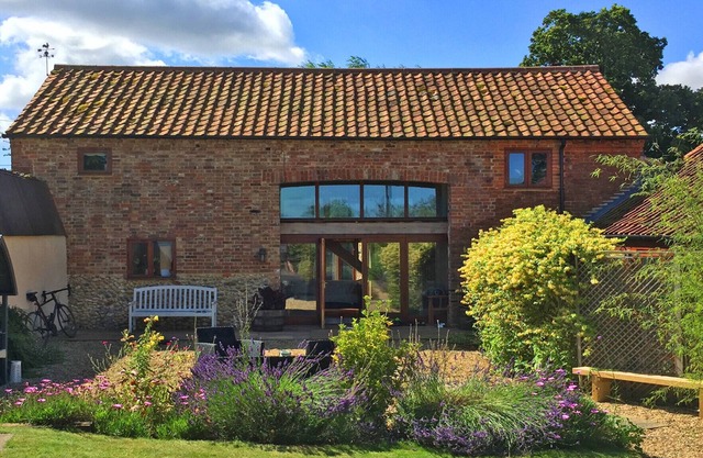 Golden Lion Barn - Three Bedroom House, Sleeps 6
