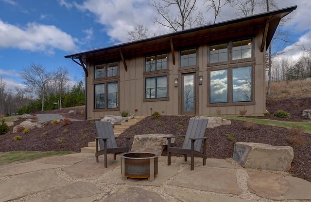 Golf and Riverfront Cottage | King Bed | Group Availability