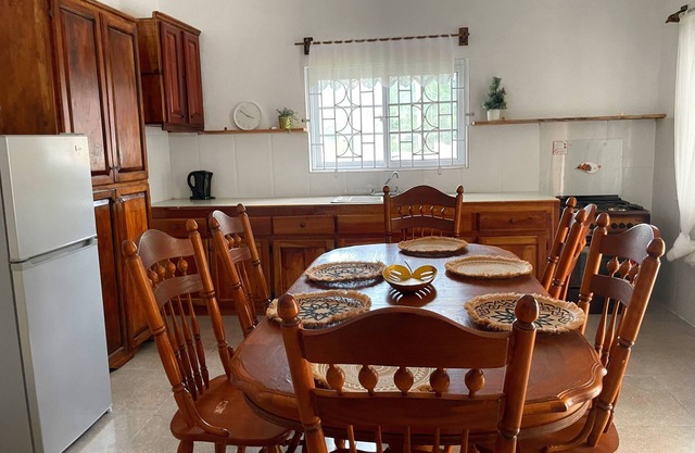 Golf Club 2 mins away - Large 2 Bdrm 1 Bth, Steps to Private beach