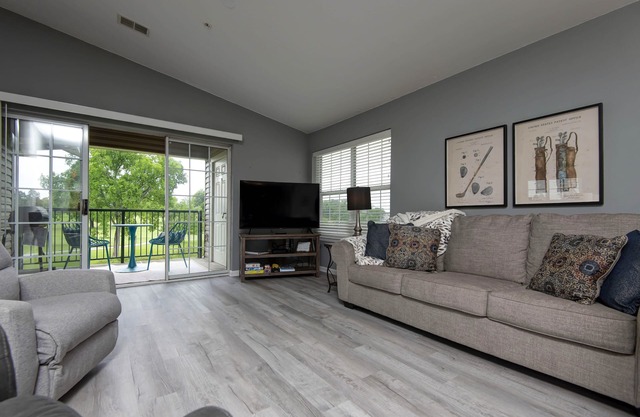 Golf Course View, Quiet, Comfy, Pet-Friendly at Holiday Hills Golf & Resort