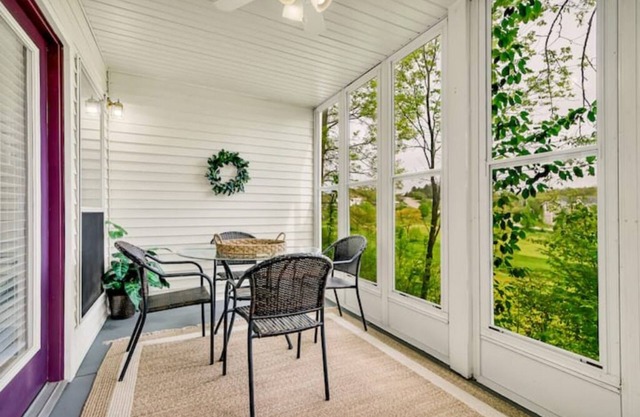 Golf View, Bright Sunroom, Spacious, Outdoor Pool! Close to Branson Strip