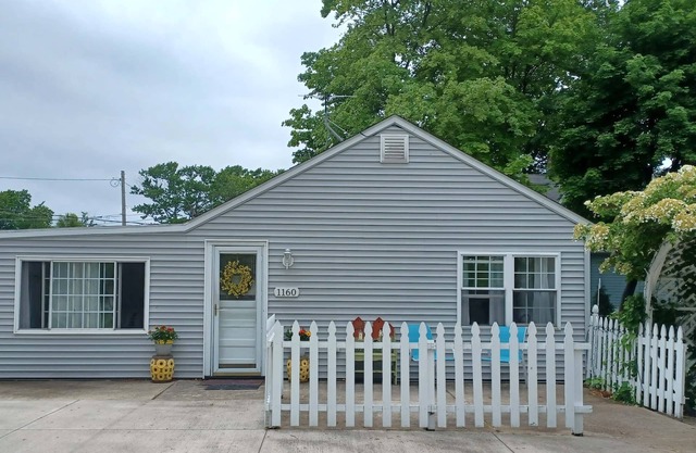 Golf & Wine Lovers Lake Erie Cottage escape. Views of Lake Erie & beach access.
