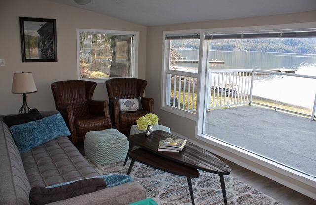 *GOLFERS - PRIME WATERFRONT CABIN, SANDY BEACH - CHRISTINA LAKE, BC!