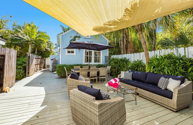 GOOD FEELIN ~ Charming 2 BR/2 Ba Home Conveniently Located w/Parking!