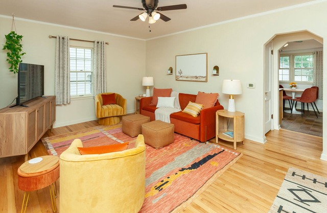 Good Vibes 2 Bed Home Centrally Located on Quiet St.