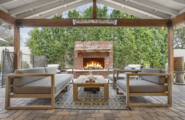 Good Vibes meet Luxury at The H - Commercial heater, 3 fireplaces & HEATED POOL