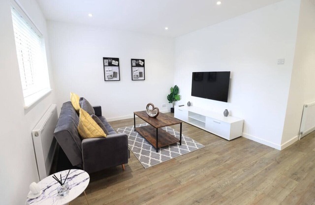 🌟Goodwood House w/FREE Parking, Garden & Netflix🌟