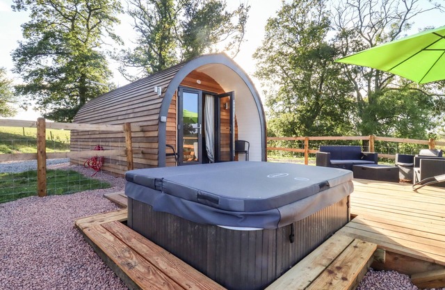 GOOSE POD, pet friendly, with hot tub in Clifton Upon Teme