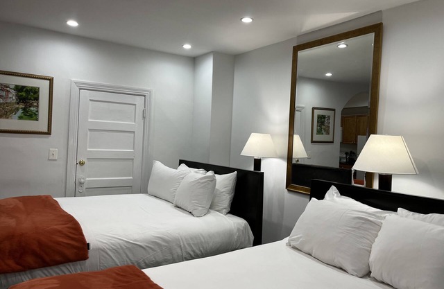 Gorgeous 1 Bdrm 1Den 2queens and full bed - METRO Supermarkets