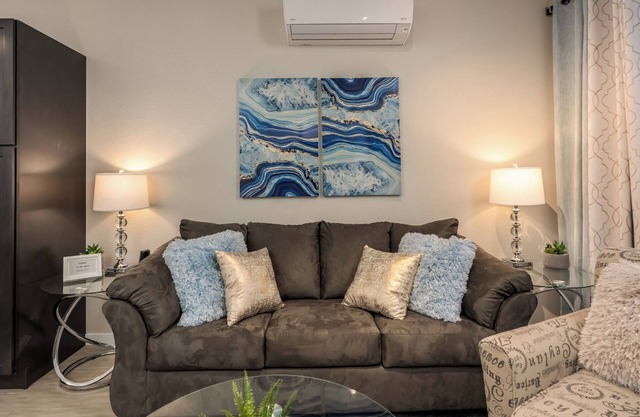 Gorgeous 1-Bed Apartment-Walk to Uptown! Lightning Fast WiFi@In-Unit W/D@Keurig