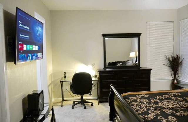 GORGEOUS 1 BEDROOM WITH FREE WIFI & STREET PARKING