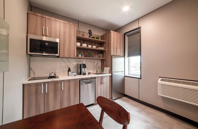 Gorgeous 1BR Hurpur View w/5 star finishes