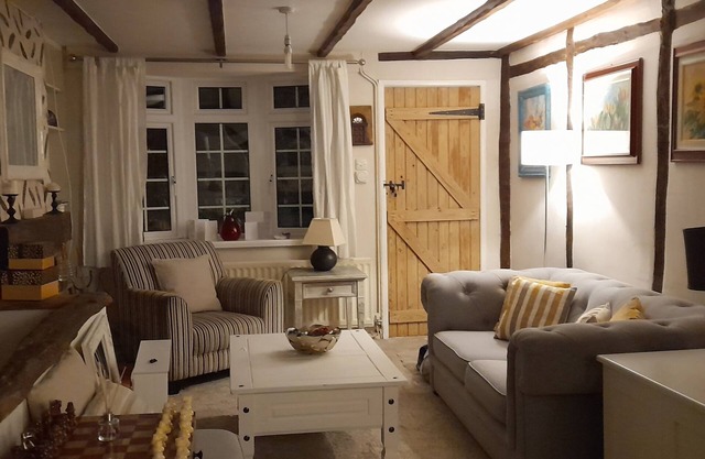 Gorgeous 3 storey cottage. Pet friendly!n7 miles from Winchester.