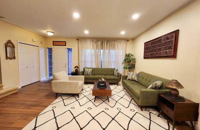 Gorgeous 4 Bed Home - Short Drive to Downtown A2