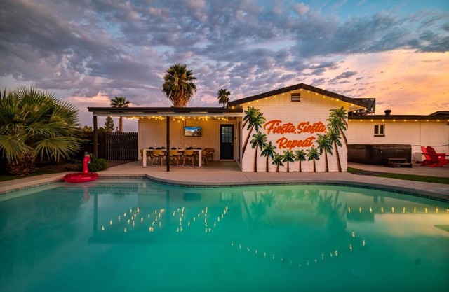 Gorgeous 4-bed home with Golf, Pool, & Hot Tub!