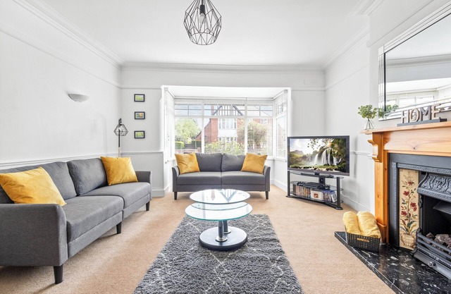 Gorgeous 5 bed period home in a superb location for convenience.