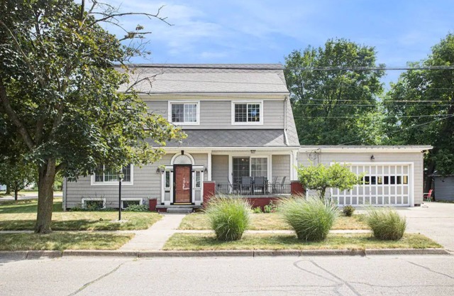 Gorgeous 5 bedroom Historic Home in Battle Creek