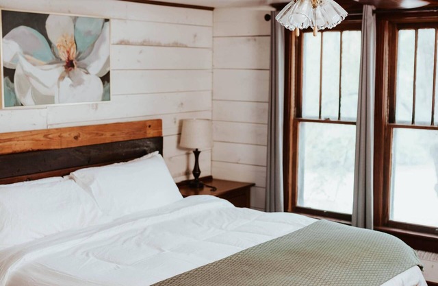 Gorgeous apartment in the upstairs of a 1930 craftsman style home