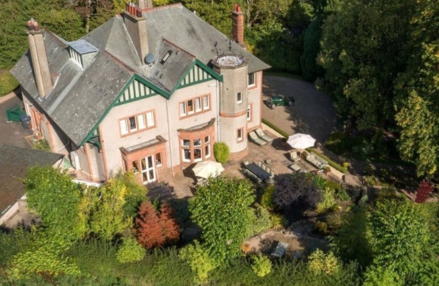 Gorgeous Arts & Craft period house with 8 ensuite bedrooms