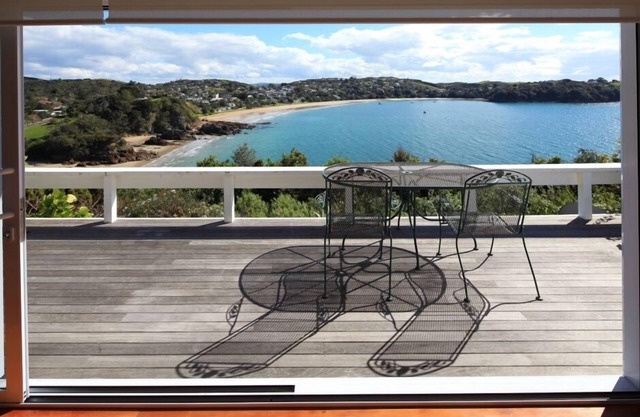 Gorgeous beach house on Oneroa Bay