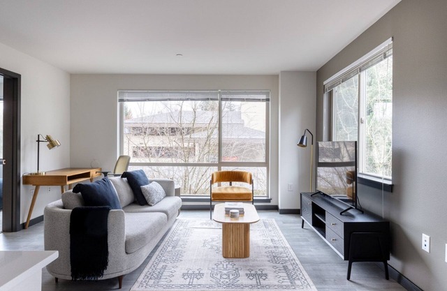 Gorgeous Bellevue 2BR w/W/D, Gym & Roof in walkable area, by Blueground