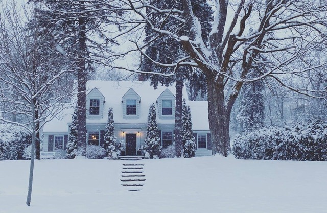 Gorgeous Cape Cod Home in historic North Barrie-lake views & 2 min walk to lake