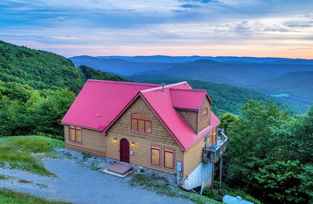 Gorgeous Chalet - Incredible Views - Hot Tub - Fire Pit