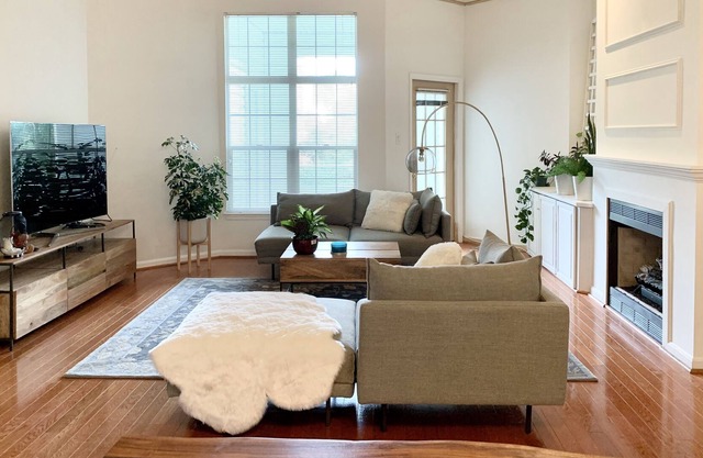 Gorgeous condo in desirable Columbia Town Center