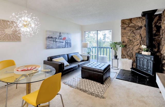 Gorgeous condo near all amenities, restaurants, beaches, hiking