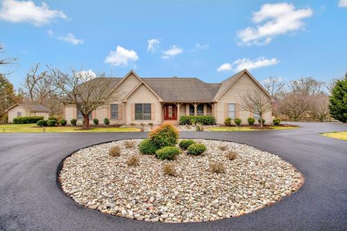 Gorgeous Creek Side Ranch-Style Estate With Dock