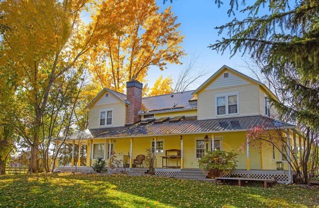 Gorgeous dog-friendly mountain escape with wraparound deck, & views