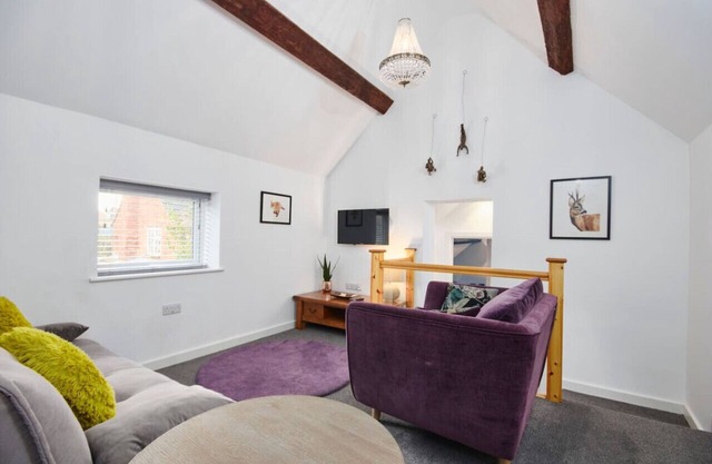 Gorgeous Duplex: Gym Access, SkyLink to Airport
