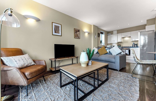 Gorgeous Flat/Perfect for Large Group or Family