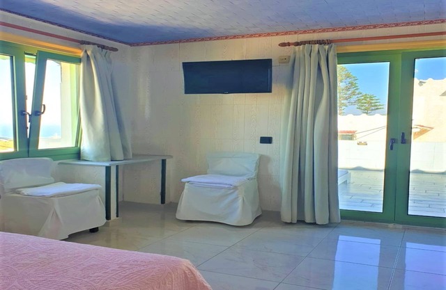 Gorgeous Studio for 2 people, Swimming Pool and Sea View