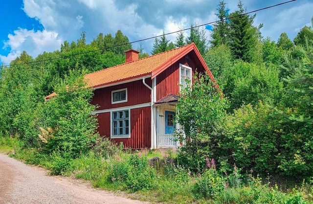 Gorgeous home in Likenäs with sauna