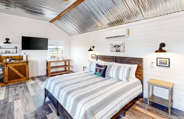 Gorgeous Home Near Historic Downtown Fredericksburg w/Free WiFi, Shared Firepit