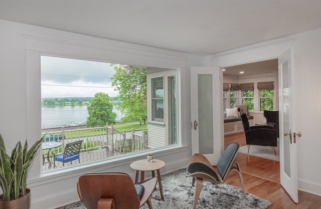 Gorgeous home on the Mississippi River with a great location to area attractions