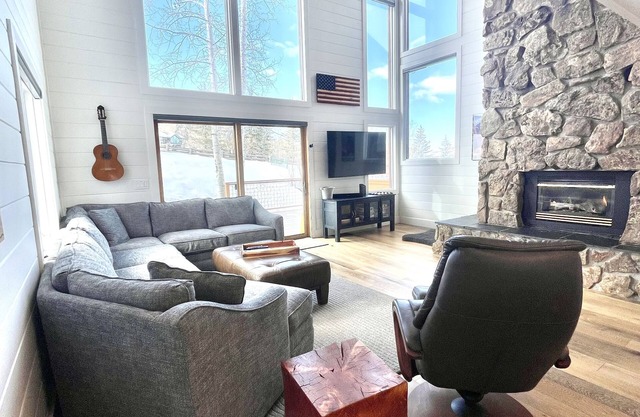 Gorgeous Home + Close to Skiing + Garage + Private dry sauna