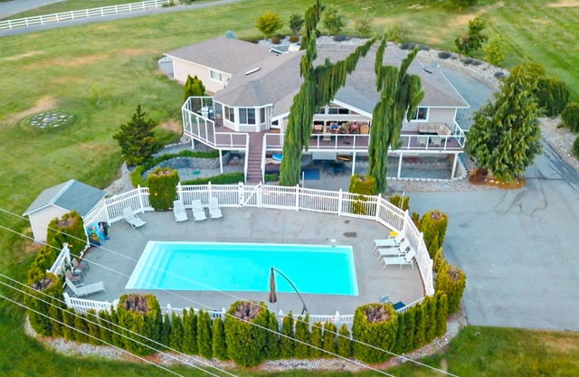 Gorgeous home w/private pool, foosball table, hot tub, huge lawn, & lake views