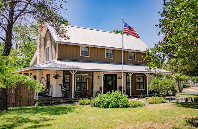 Gorgeous Home w/Wrap Around Porch & Texas Windmill - 2 mins from Main St