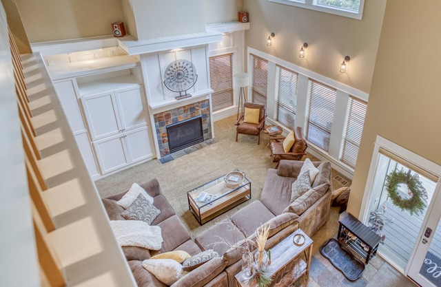 Gorgeous Home with Mt. Bachelor Village Amenities Perched Above Deschutes!