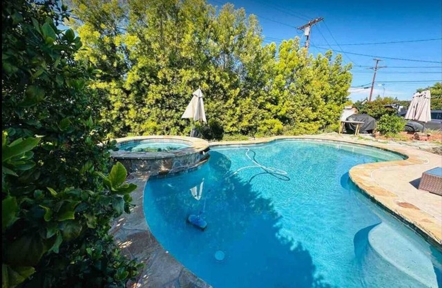 Gorgeous House with Pool , Hot tub , Ping pong table , foosball , WiFi in LA
