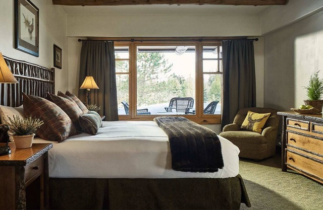 Gorgeous Lake Placid resort close to downtown, skiing, and more