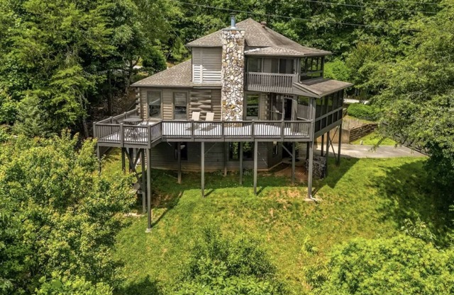 Gorgeous Lake View Log Cabin with Hot Tub!