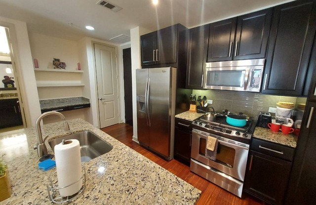 Gorgeous location next the Mall another attractions - free parking