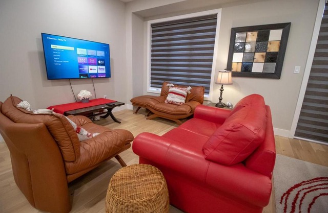Gorgeous London Townhome Sleeps 8 - 3QB, 2 Dbles, Fiber Wi-fi, F Parking
